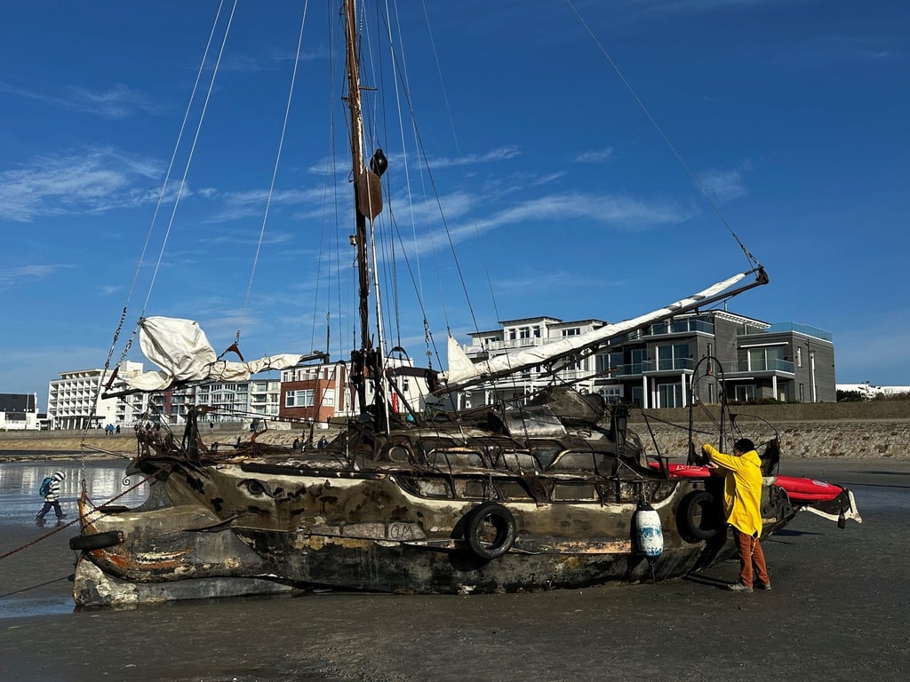 Ein am Weststrand der Insel Norderney gestrandetes Segelschiff.