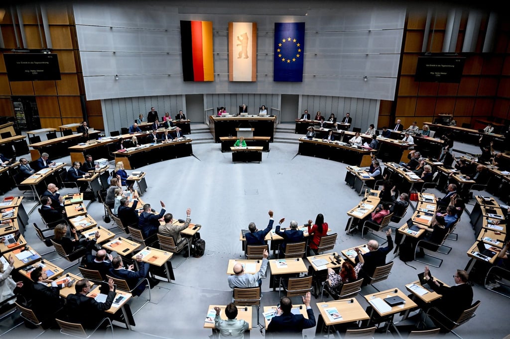 Die Abgeordneten stimmen bei der Plenarsitzung des Berliner Abgeordnetenhauses zu einem Antrag ab.