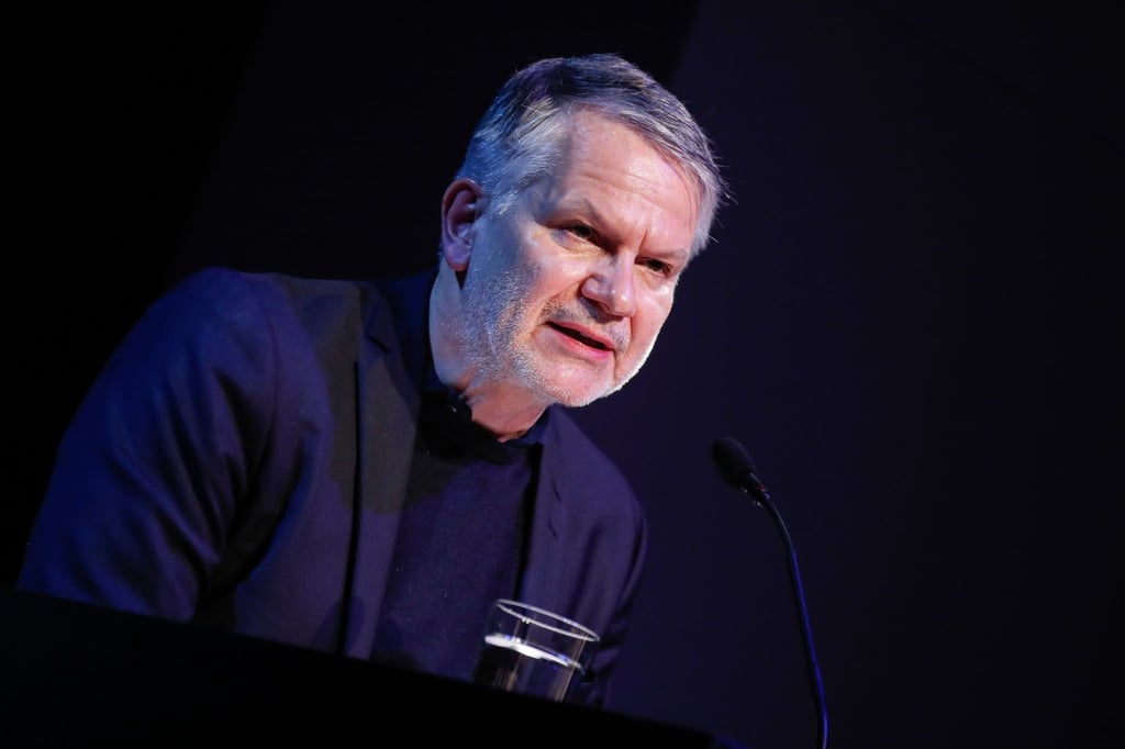 Lyriker Durs Grünbein liest bei „Sprachlos die Sprache verteidigen: Lesung für die Ukraine“ im Maxim Gorki Theater.