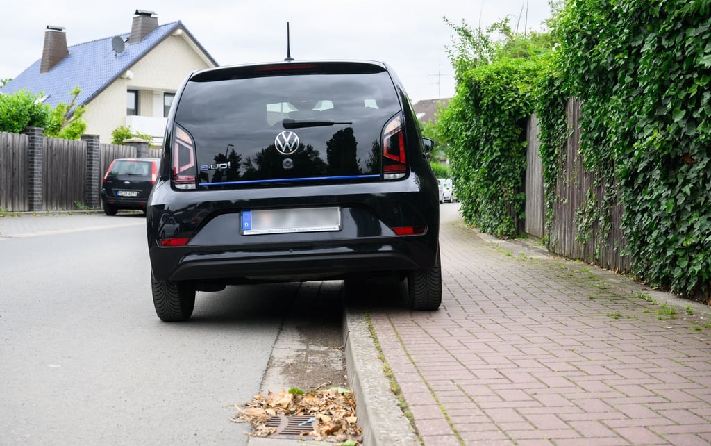 Autos, die teilweise auf dem Gehweg parken, werden in vielen Städten toleriert. Doch nun könnte sich das ändern.
