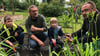 Lehrer Sebastien Garamvölgy (li.) und Sebastian Belger bepflanzen gemeinsam mit Grundschülern eines der Beete im Schulgarten.