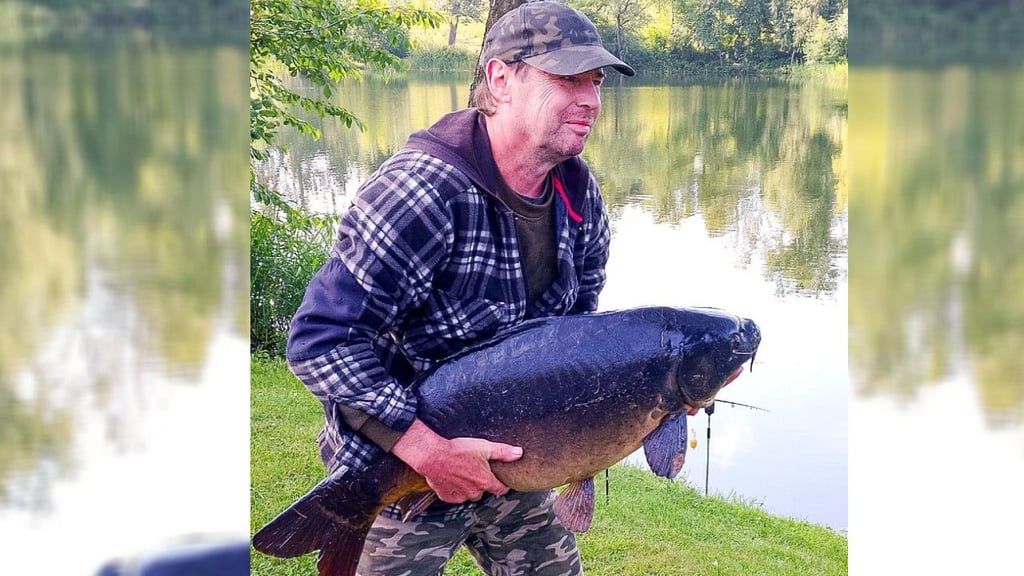 Angler Falko Strohschein fing am Donnerstagmorgen einen beachtlichen Spiegelkarpfen: Er war 90 Zentimeter lang und wog 15 Kilogramm.
