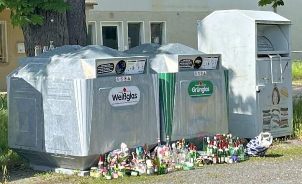 Über übervolle Glascontainer im Seeland ärgert sich Seeland-Bürgermeister Robert Käsebier. Hier hatte er ein Foto in Schadeleben gemacht.