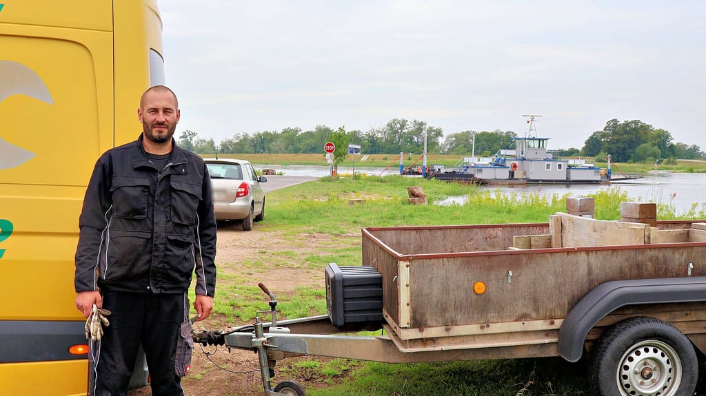 Sven Harwart aus Osterburg hatte den Motor zur Fähre in Sandau transportiert. Auch beim Einbau war sein Motorservice gefragt. Innerhalb weniger Stunden war dies erledigt. Seit Februar war der defekte Motor ausgebaut.