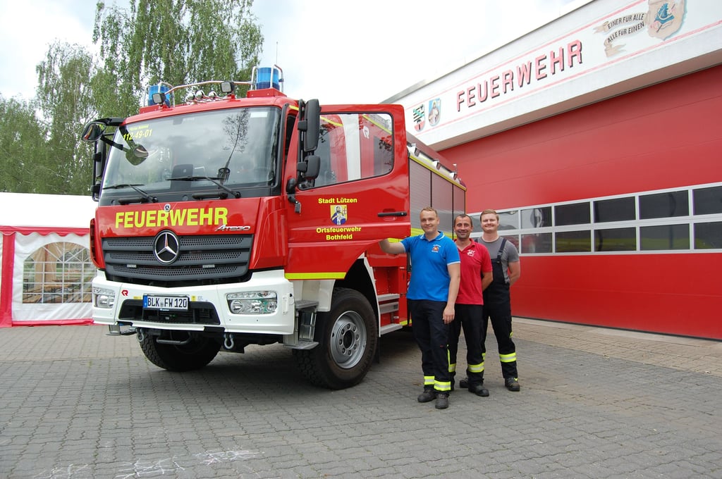 Die Wehrleiter André Rosenheim (v. l.), Marko Riedel und Matthias Winter präsentieren stolz das neue Löschgruppenfahrzeug LF20 KAT.