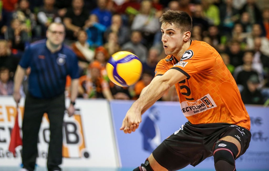 Berlins Moritz Reichert nimmt den Ball an.