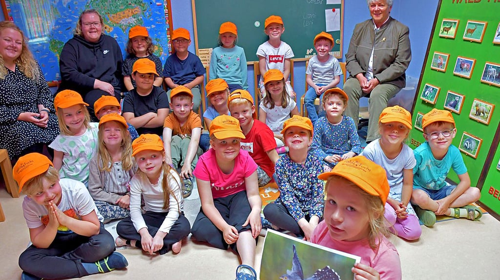„Der Kuckuck hat einen gelben Schnabel“, weiß Luna (vorn) und zeigt bei der Waldfuchs-Prüfung in der Calvörder Kita das Bild vom Vogel. Angela Kummert (r.) nimmt die Prüfung ab, während die Erzieherinnen Annika Leue (l.) und Julia Richter mächtig stolz auf ihre cleveren Kinder sind.