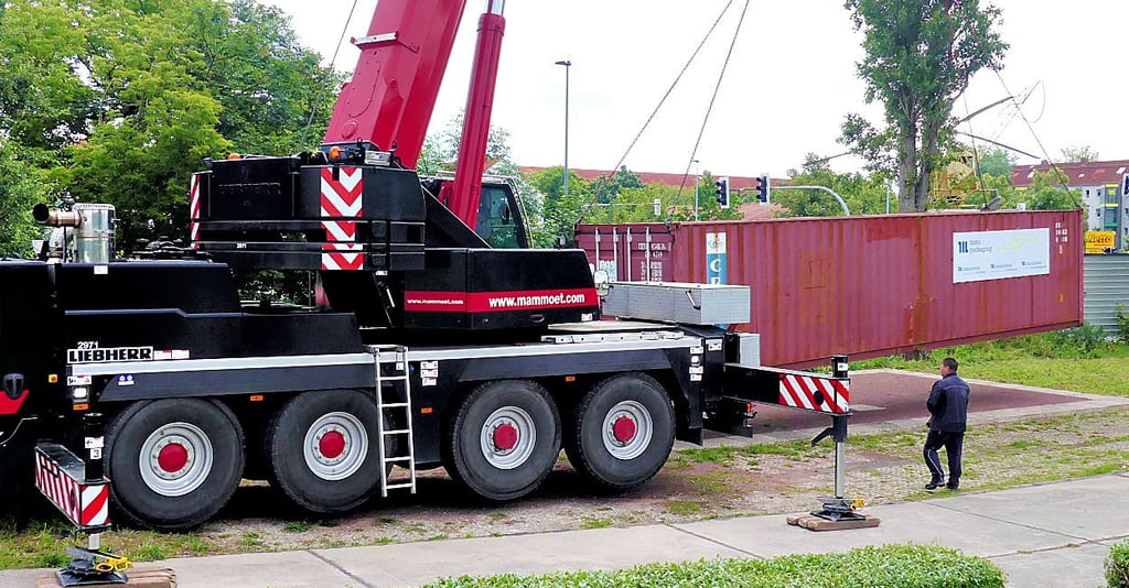 Die Stadt bereitete die Aufstellfläche aus gespendetem Baumaterial vor.
