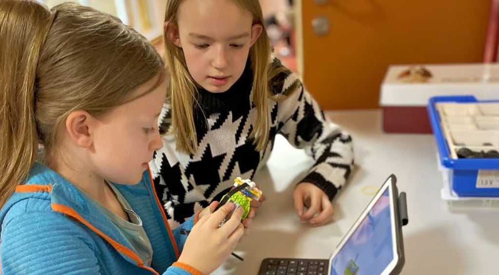 Spielerisch lernen motiviert zu besseren Leistungen: Anna und Maja aus der vierten Klasse der Goethe-Grundschule in Halberstadt probieren sich beim Programmieren von Lego-Technik aus.