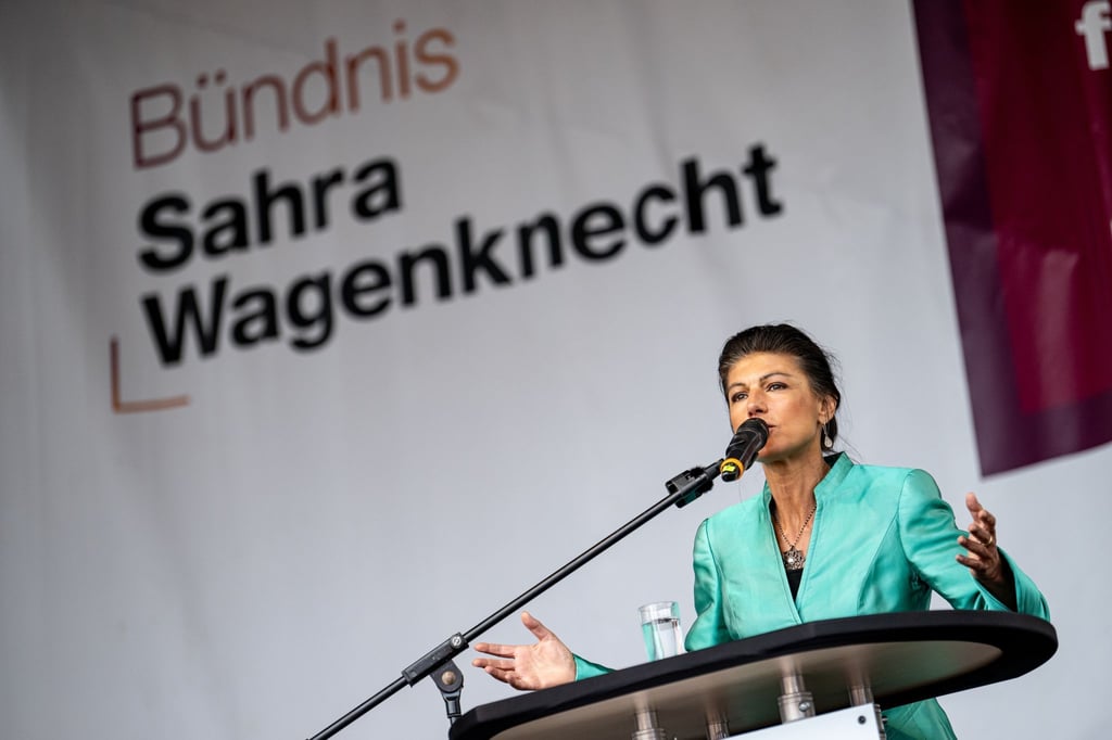 Sahra Wagenknecht (BSW), Parteivorsitzende, spricht am Wahlkampfschluss des BSW am Neptunbrunnen in Berlin-Mitte.
