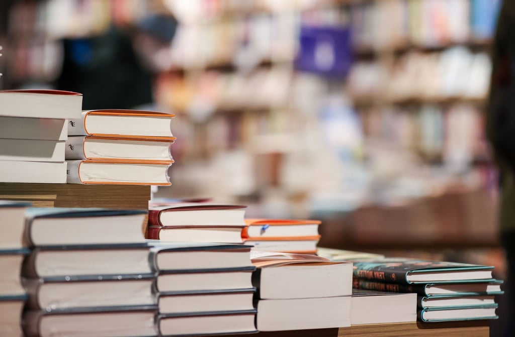 Bücher liegen auf einem Büchertisch einer Buchhandlung.