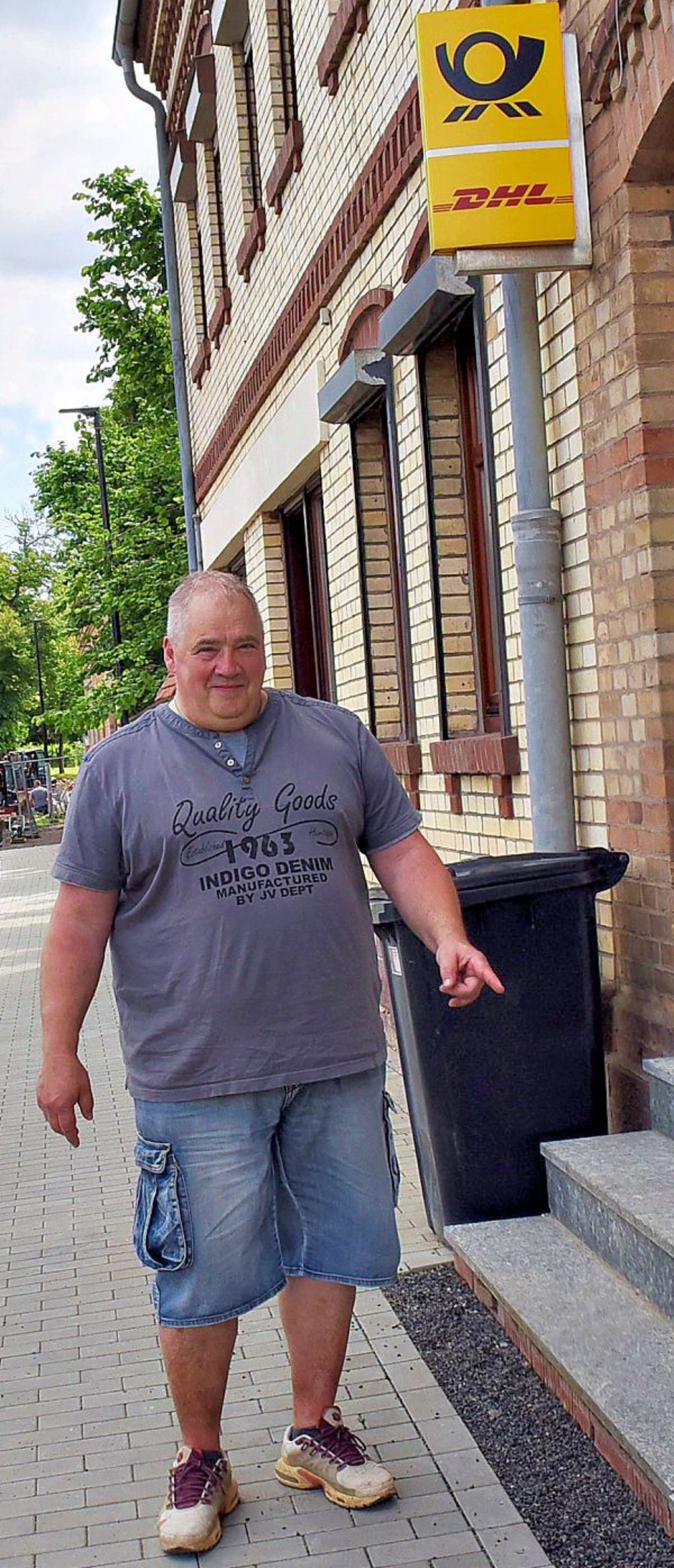 Unternehmer Jörg Jan Werner vor seinem Geschäft.