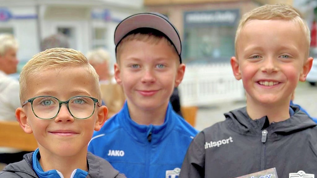 Die FC-Nachwuchsspieler Oskar Elze, Oskar Cunaeus und Hugo Fulczyk (v.l.) sind schon fleißig dabei, Spenden für den guten Zweck zu sammeln. Beim Plauderbrunch auf dem Hettstedter Marktplatz kamen allein über 300 Euro in den Boxen zusammen.