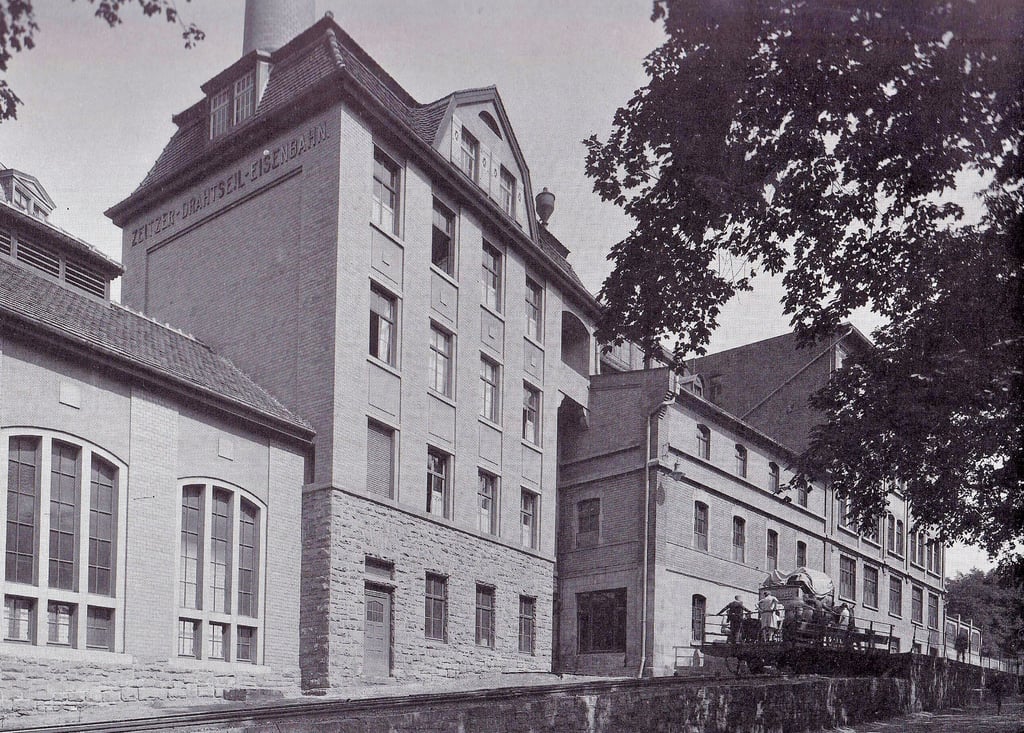So sah die Fabrik von Bescherers mit dem Maschinensaal der Drahtseileisenbahn 1927, dem Jahr ihres 50. Bestehens, aus.  