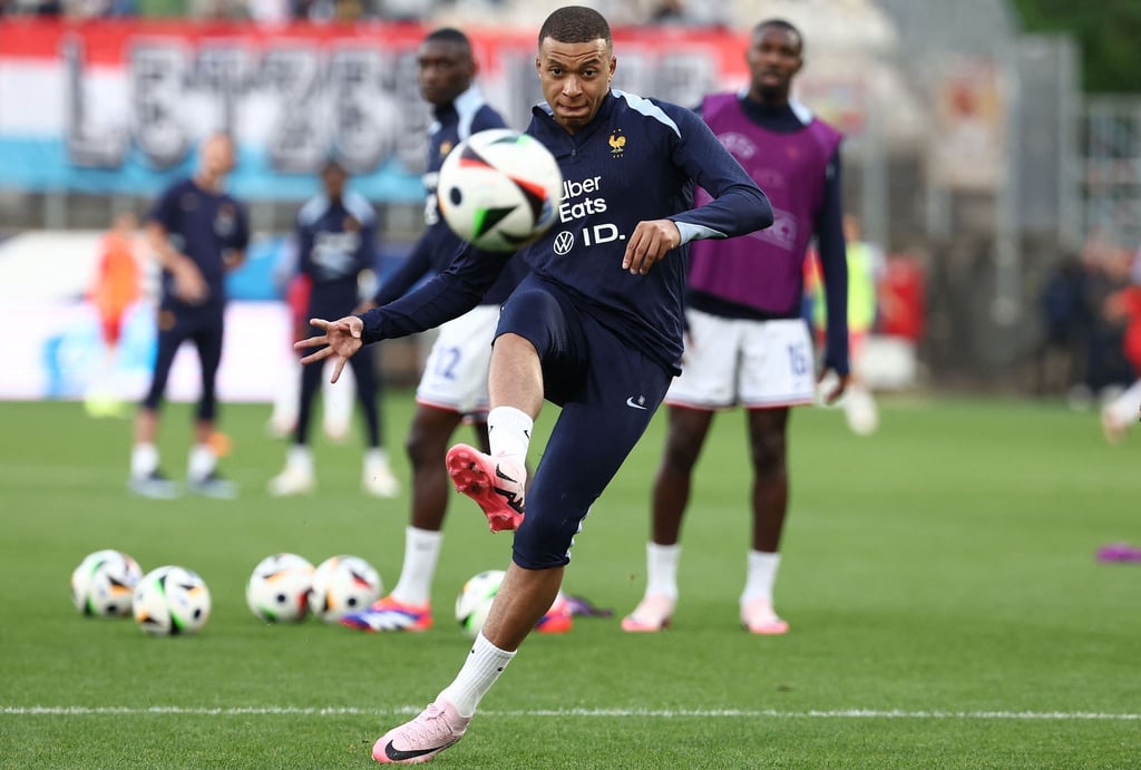 Frankreichs Kylian Mbappé wärmt sich vor dem Spiel gegen Luxemburg auf.