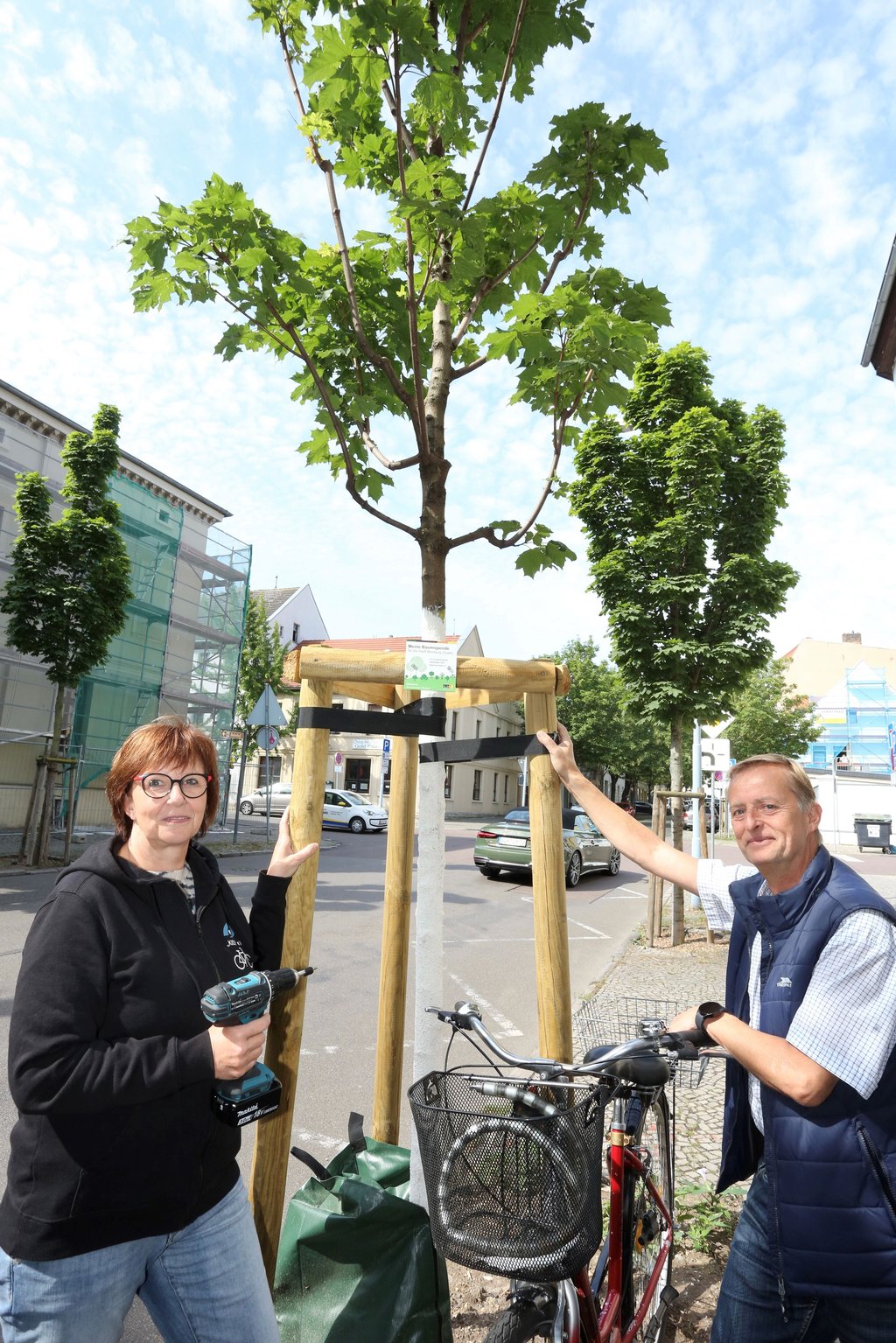 Jens Meißner übergab am Donnerstag die Siegertafel für den am 30. März nahe der Kids-Geschäftsstelle an der Auguststraße gepflanzten Spitzahorn an Kids-Geschäftsführerin Birgitt Weilbeer.