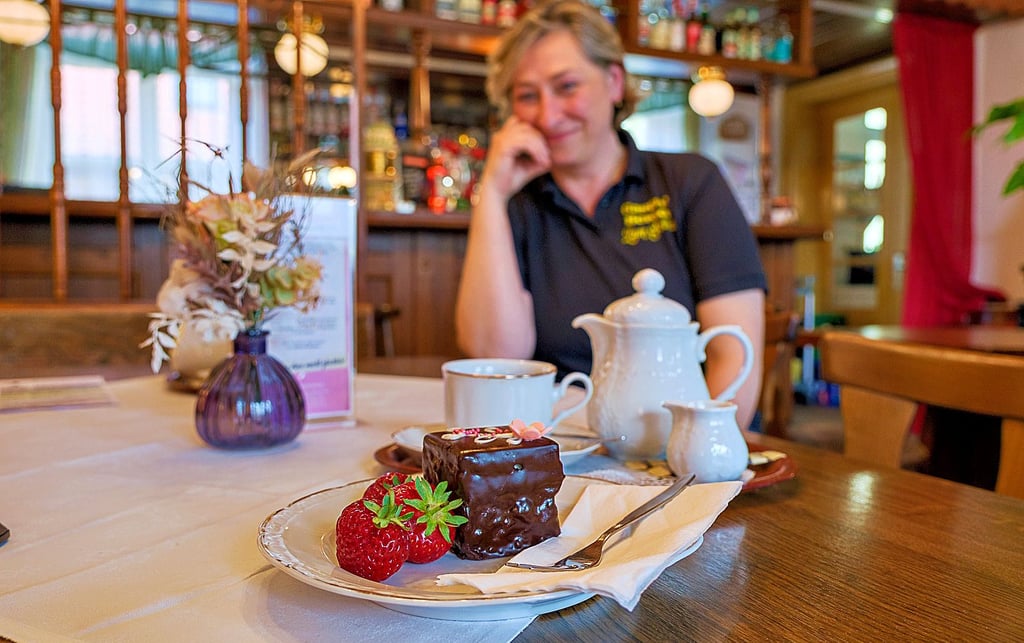 Eine kleine Nascherei muss als Nachtisch unbedingt sein. In diesem Fall Erdbeeren aus dem Garten und ein Gebäck aus Konditorenhand.