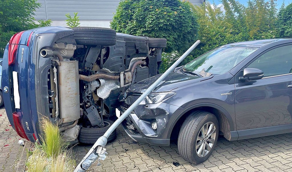 Ein 86-jähriger Autofahrer verursachte am 27. Mai einen schweren Unfall auf einem Kundenparkplatz in Salzwedel beim Ausparken.