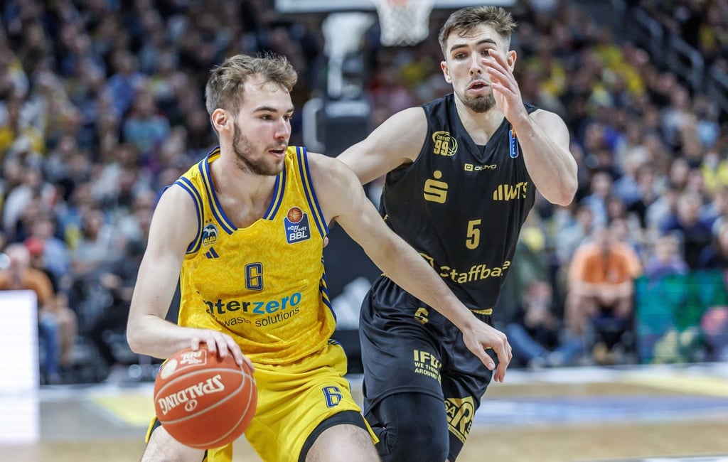 Berlins Malte Delow (l) gegen Wesley van Beck von Niners Chemnitz.