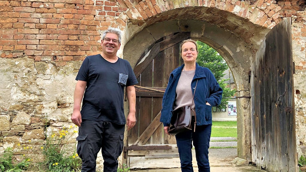 Christiane Hennen und Markus Schuliers treffen sich zur Vorbereitung des Bücher- und Lesefestes.