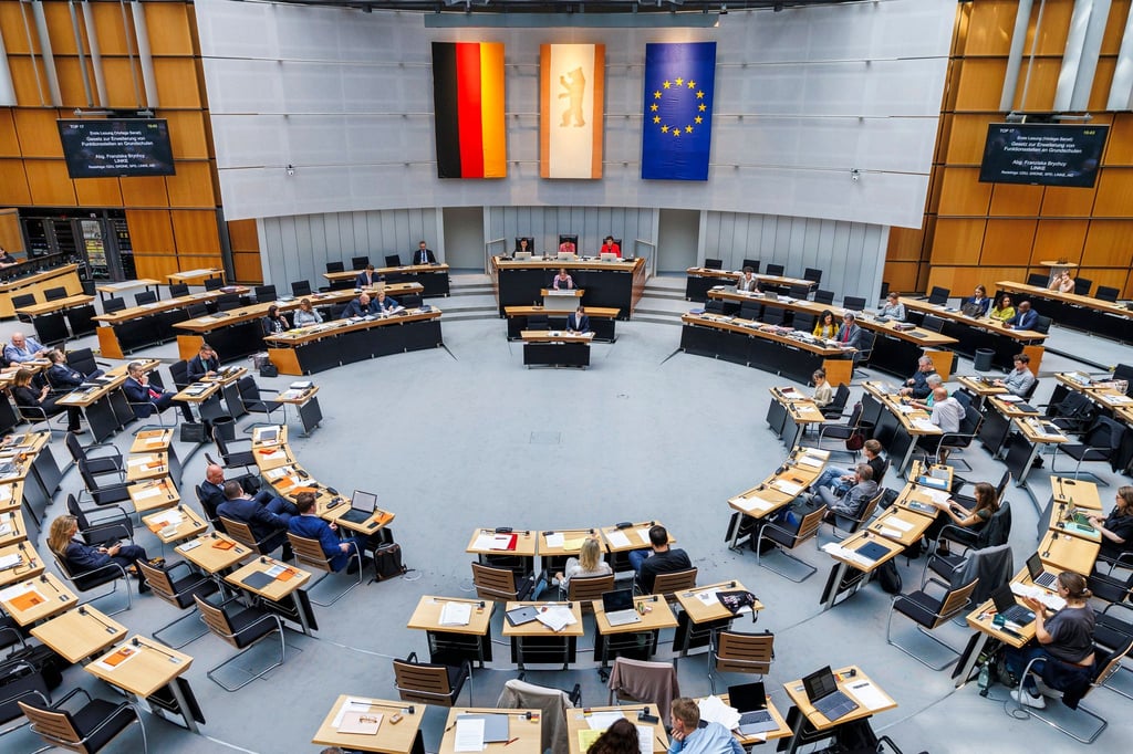 Mitglieder verschiedener Parteien nehmen an der Plenarsitzung des Berliner Abgeordnetenhauses teil.