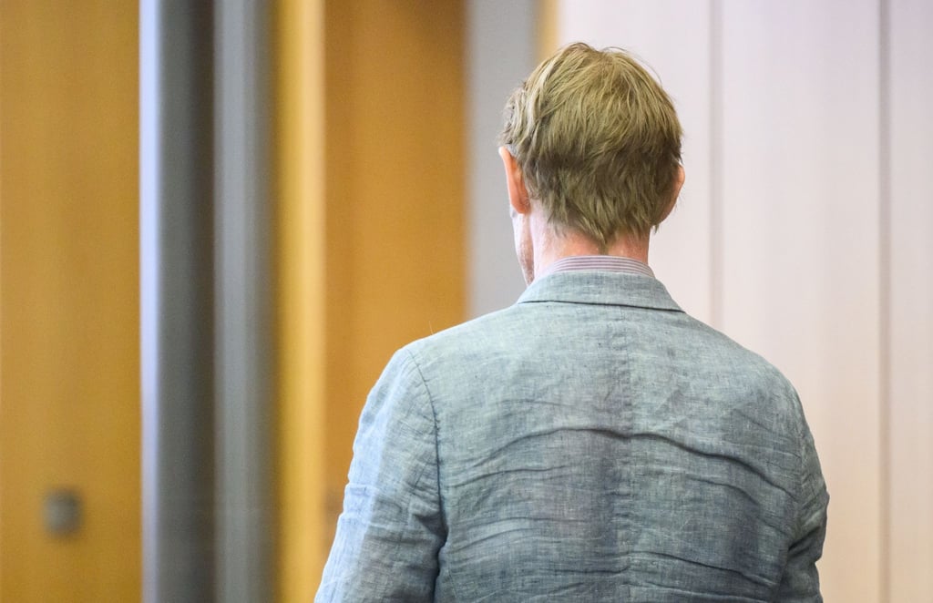 Der Angeklagte Christian B. kommt in den Gerichtssaal im Landgericht Braunschweig.