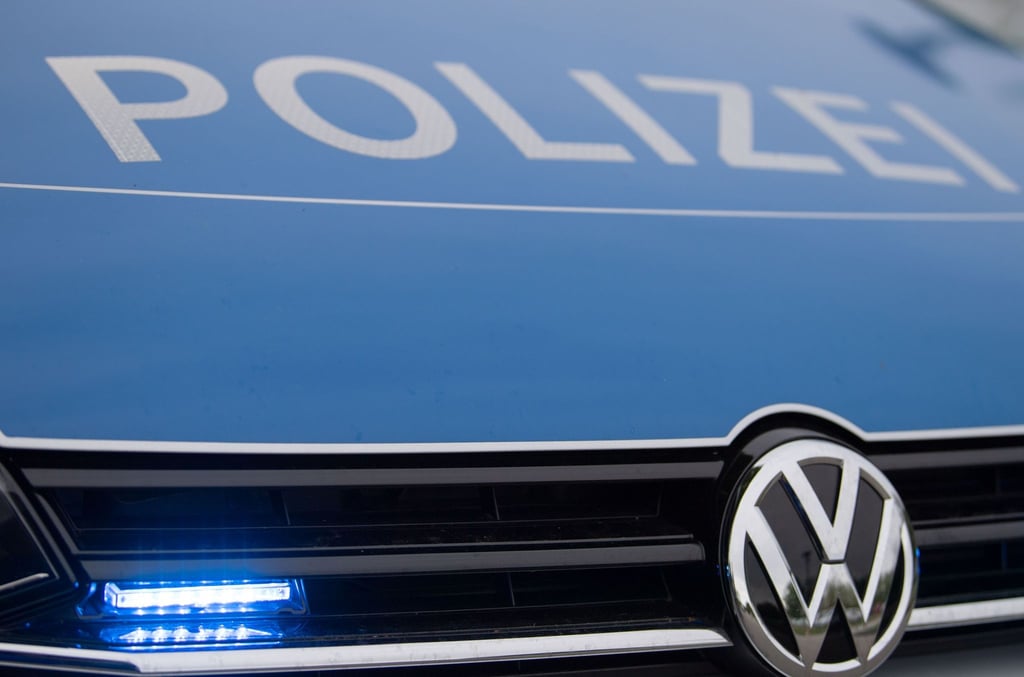 Ein Blaulicht leuchtet im Kühlergrill eines Polizeiautos.