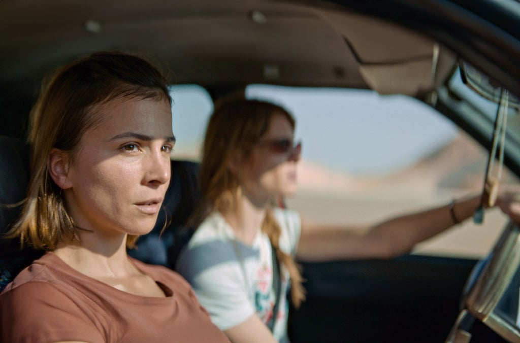 Mascha (Aylin Tezel, li.) fährt mit Tal (Yuval Scharf) im Auto