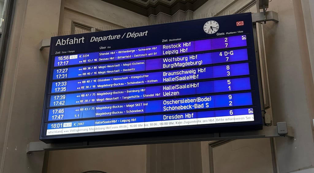 Auf der Anzeigentafel im Magdeburger Hauptbahnhof wird über die Vollsperrung des Bahnhofs informiert.
