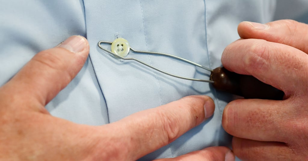 Das Zittern der Hände ist ein bekanntes Symptom von Parkinson. Ein Magdeburger Neurologer erklärt, welche unbekannteren Symptome es noch gibt. 