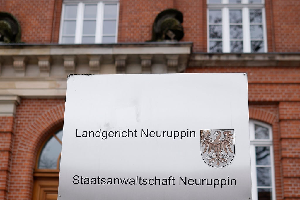 Ein Schild neben dem Eingang weist auf das auf den Sitz der Staatsanwaltschaft am Landgericht Neuruppin hin.