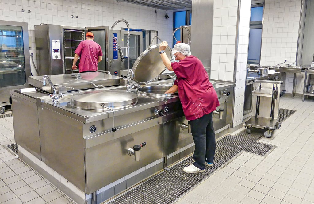 Die Ausstattung für eine Großküche ist teuer. Zu teuer für die Verbadngemeinde?