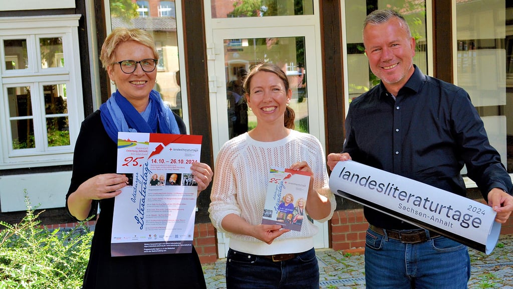 Danuta Ahrends, Anette Rieger und Bürgermeister Nico Schulz präsentieren das Programm der 25. Osterburger Literaturtage (Kreis Stendal), in die  Veranstaltungen der  Landesliteraturtage  Sachsen-Anhalt eingebettet sind.