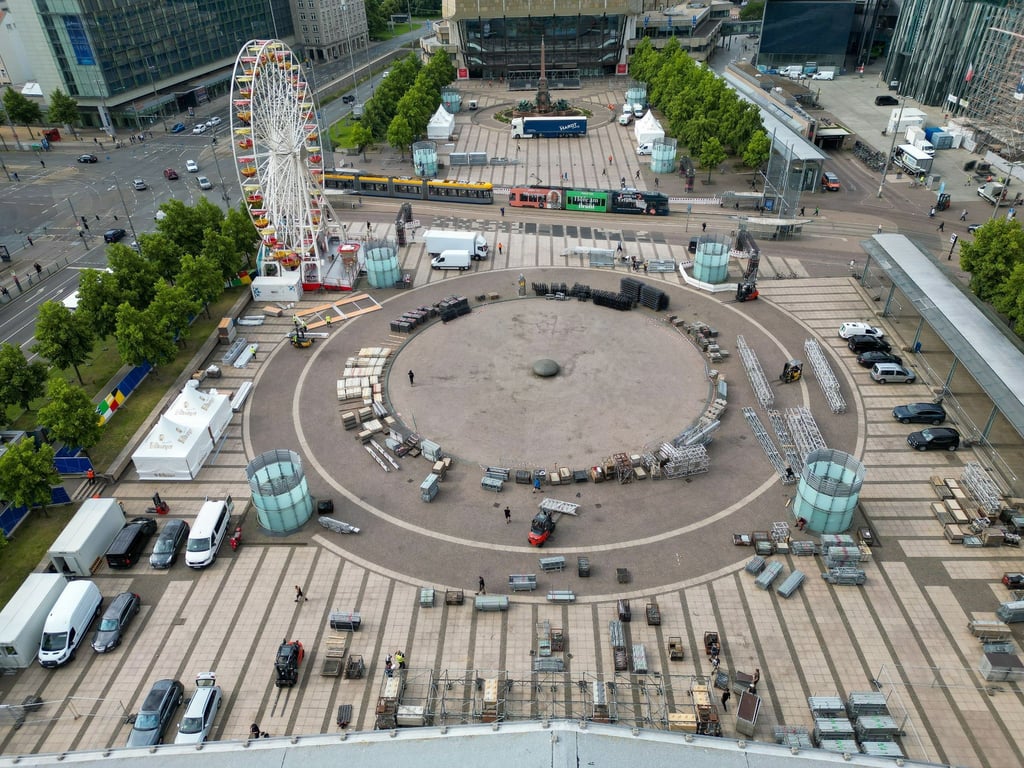 Arbeiter sind mit dem Aufbau der „Fan Zone“ für die Fußball-Europeisterschaft auf dem Leipziger Augustusplatz beschäftigt.