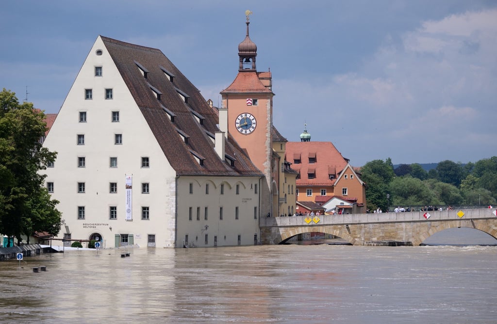 Hochwasser in Regensburg an der Steinernen Brücke.