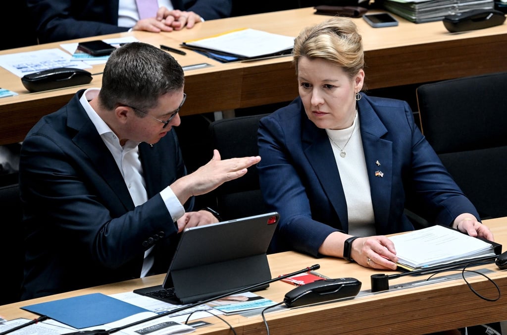 Stefan Evers (CDU), Berliner Senator für Finanzen, und Franziska Giffey (SPD), Berliner Senatorin für Wirtschaft, Energie und Betriebe, unterhalten sich am Rande der Aktuellen Stunde.