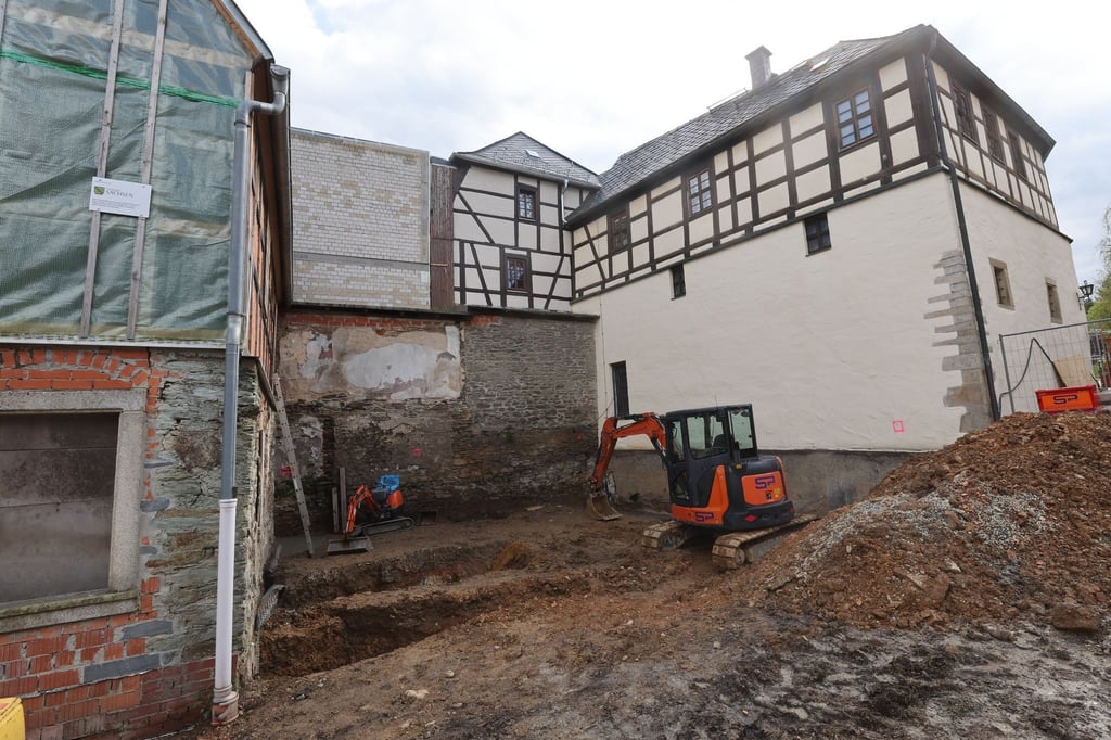 Eines Baumaschine steht auf dem Gelände des Erweiterungsbaus zu einem Erlebniszentrum rund um die Flussperlmuschel.