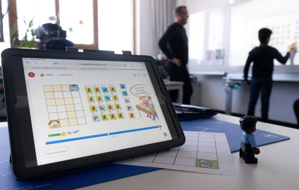 Ein Tablet steht in einem Klassenzimmer auf dem Tisch.