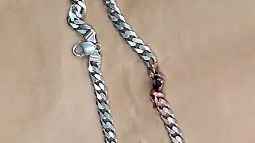 Nur weil diese Silberkette nicht aus Silber besteht, ist ein Mann noch am Leben.