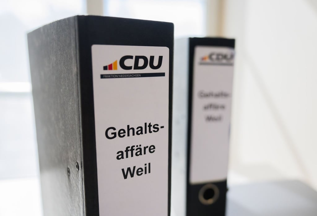 Ordner der CDU mit Aufschrift „Gehaltsaffäre Weil“ stehen im niedersächsischen Landtag.