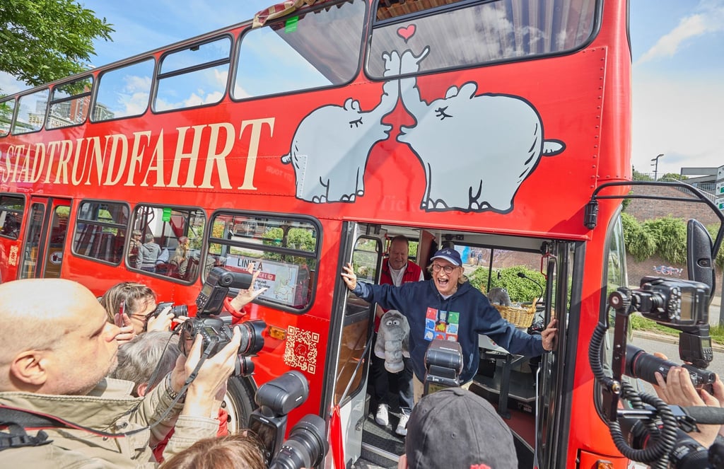 Otto Waalkes, Komiker, steht während der Einweihung eines Ottifanten-Doppeldeckerbusses an den Landungsbrücken in der Tür des Busses.