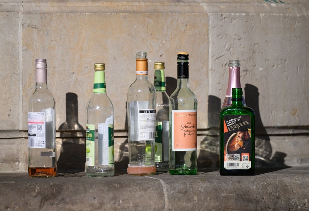 Leere Wein, Schnaps und Sektflaschen stehen am Glockenspiel am Japanischen Palais.
