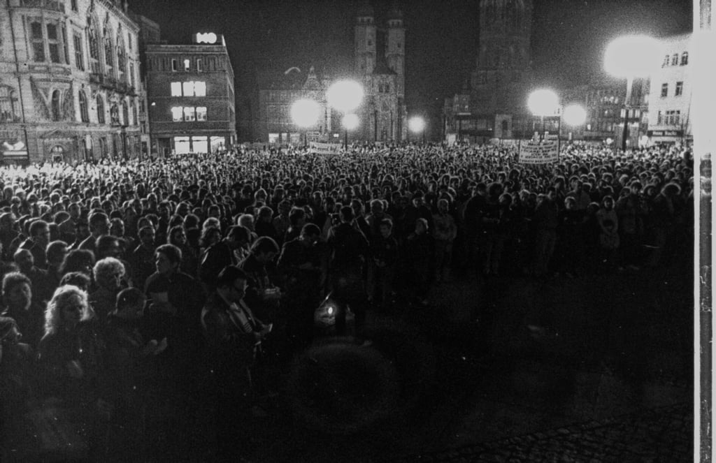 Eine Aufnahme einer der ersten großen Demos auf dem Marktplatz von Halle im Jahr 1989.