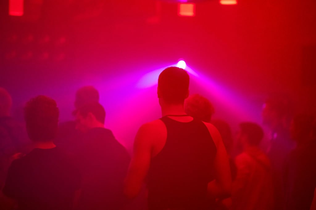 Menschen tanzen in einem Club.