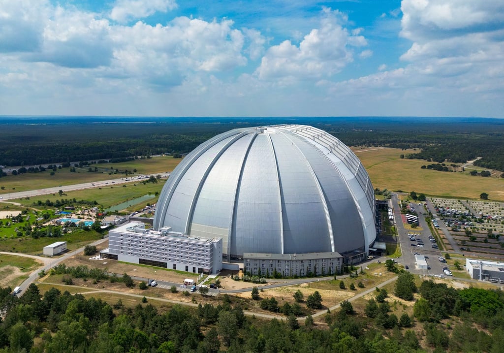 Der neue Hotelkomplex „Ohana“ (links vor der Halle) am Tropical Island Resort.