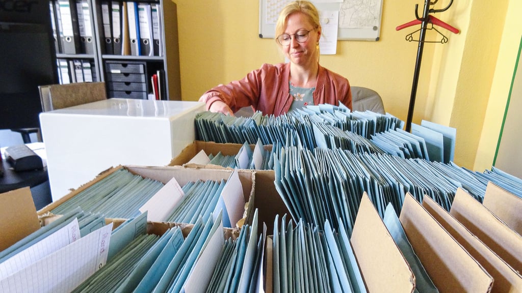 Die Bürger der Verbandsgemeinde Seehausen (Altmark) haben schon fleißig per Brief gewählt. Im Büro von Wahlleiterin Romy Schulze stapeln sich die Kartons. 
