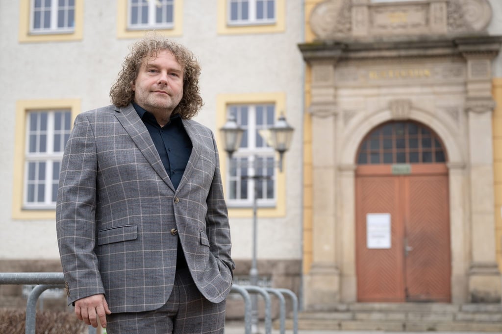 Torsten Pötzsch (parteilos), Oberbürgermeister von Weißwasser, steht vor dem Rathaus.