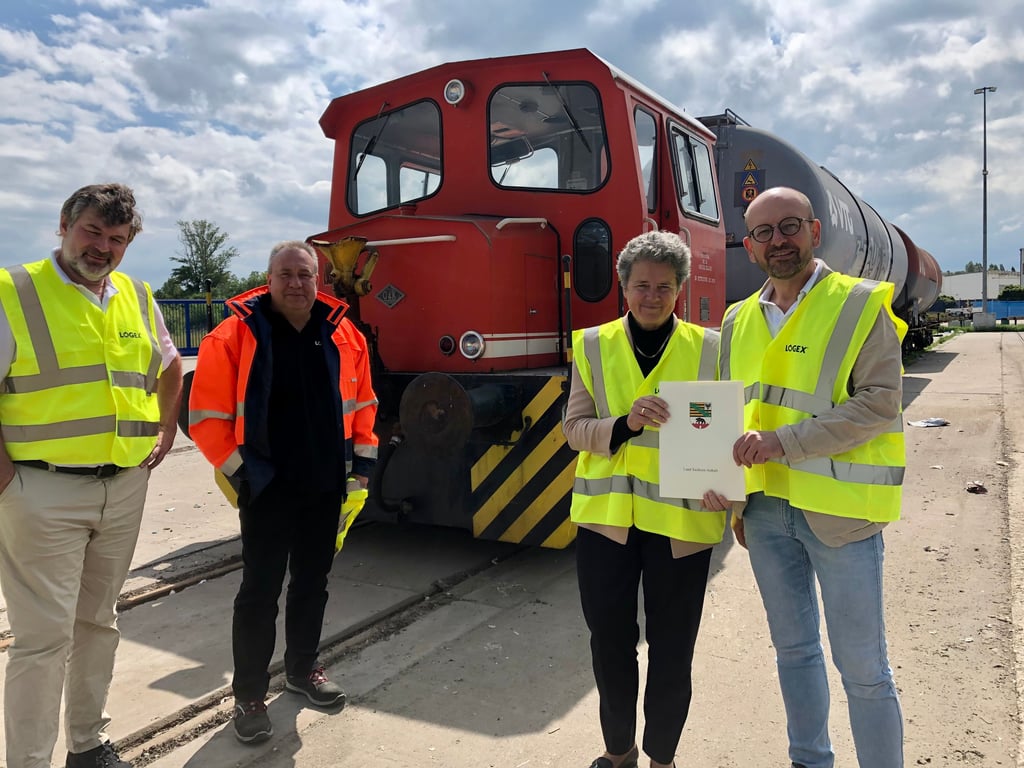 Die Ministerin für Infrastruktur und Digitales, Lydia Hüskens (FDP, 2.v.r.), überreicht der Logistik-Beratung-Recycling-GmbH (LBR) in Krumpa einen Förderbescheid in Höhe von 115.000 Euro. Geschäftsführer Stefan Dietl (r.) nimmt ihn entgegen.