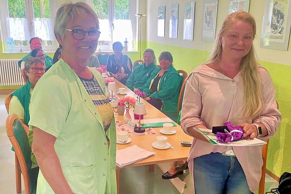 Pflegedienstleiterin Jessika Spohn (rechts) wurde vom Ministerpräsidenten und ihren Mitarbeiterinnen überrascht, links Brunhild Baumgarten.