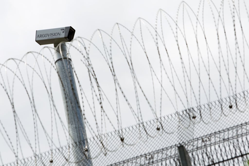 Blick auf eine Überwachungskamera auf dem umzäunten Gelände der Justizvollzugsanstalt Meppen.